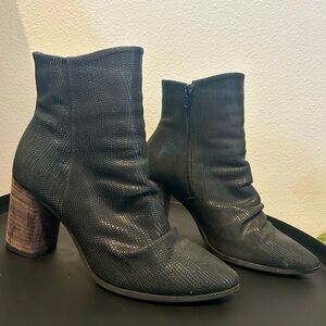 Bueno Black Heel Bootie w Textured Leather Pattern